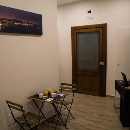 Interno 10 Cavour Napels